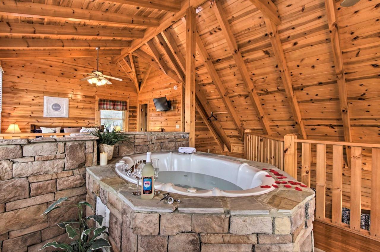 Romantic Cabin With Hot Tub In Pigeon Forge! מראה חיצוני תמונה